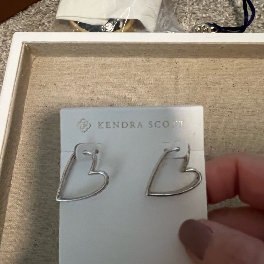 Kendra Scott heart earrings